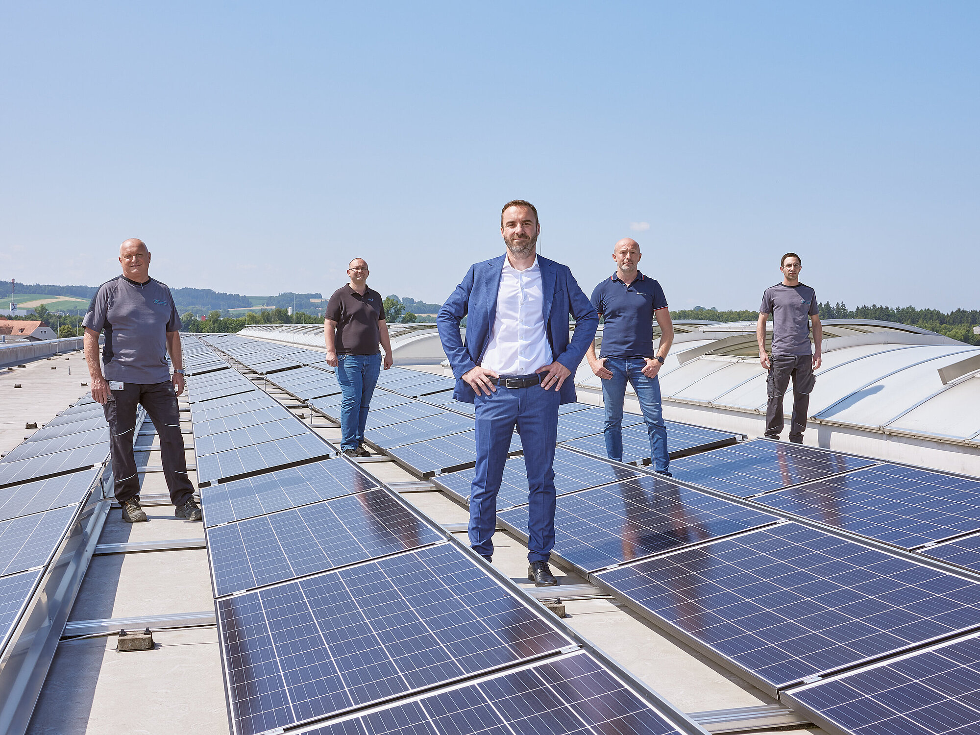 Photovoltaik-Anlage auf einem Dach mit Personen