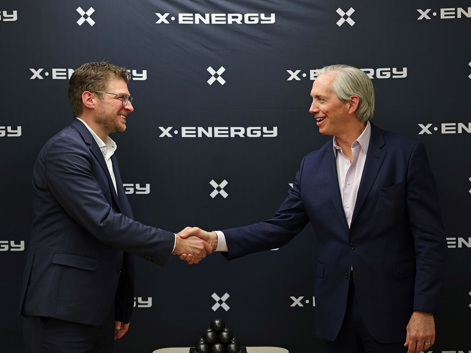 Zwei Männer geben sich die Hand.