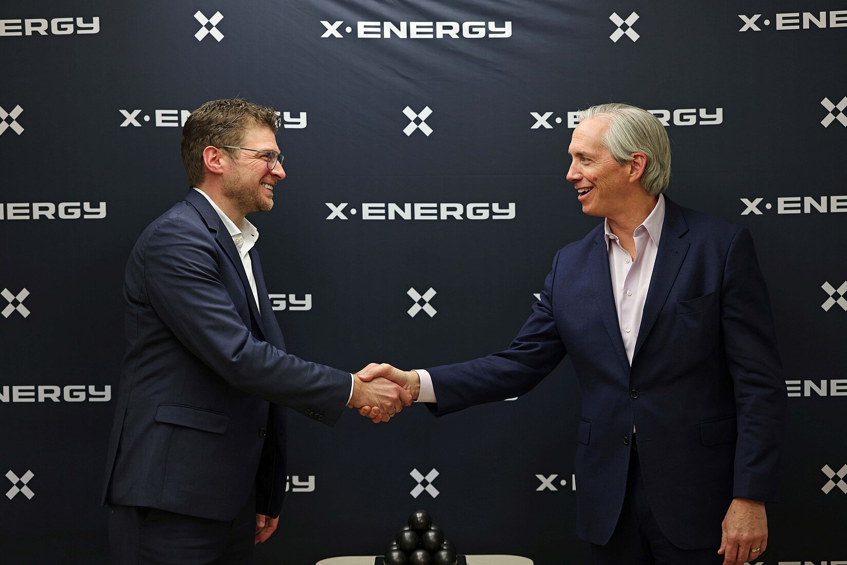 Zwei Männer geben sich die Hand.