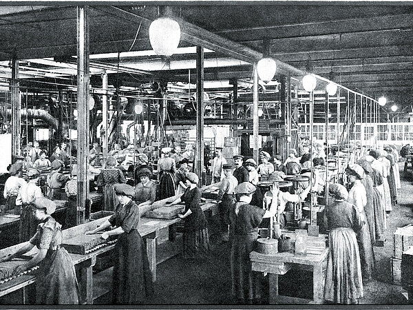 1878 – "Gebr. Siemens & Co." – Start carbon production
