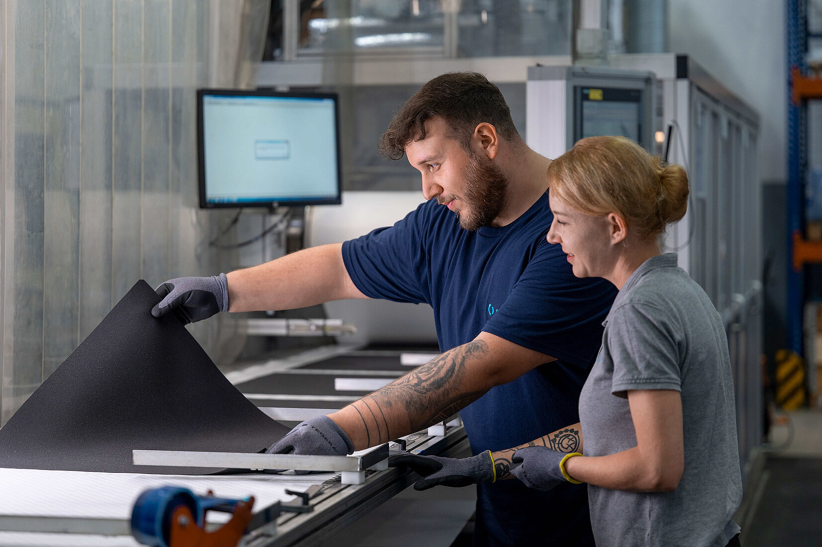 Carbon macht Karriere Eine Mitarbeiterin und ein Mitarbeiter bei der Arbeit.